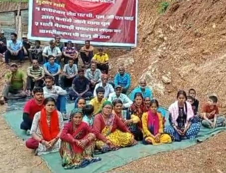 The protest continued for the fourth day on the demand of asphalting.