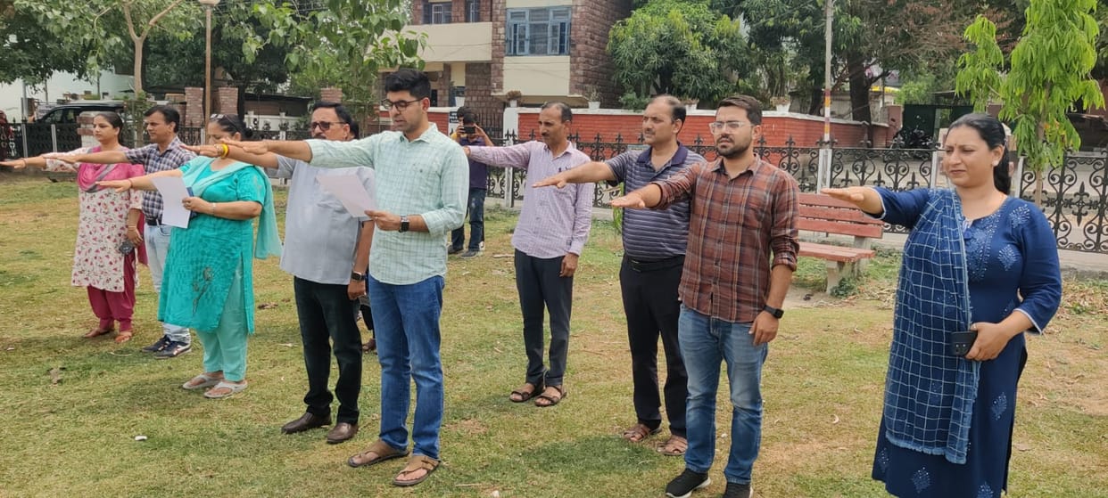 Employees and students took oath to eradicate drug addiction
