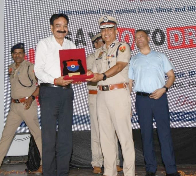 Theater artist Anil got police honor