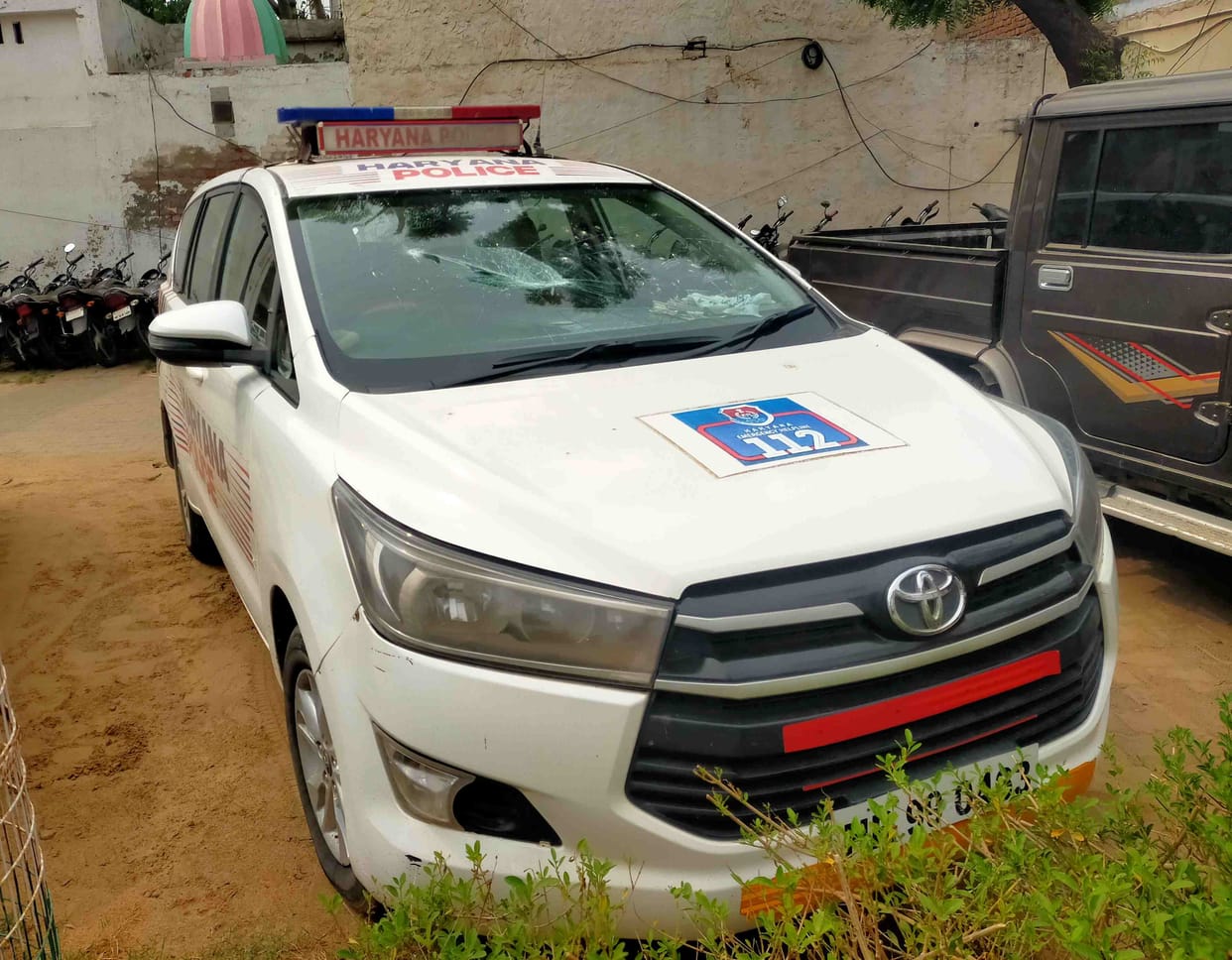 A young man roamed the village with an axe, threw stones at the police team, ESI injured