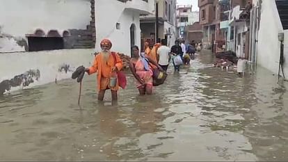 Houses filled with water, goods started being unloaded