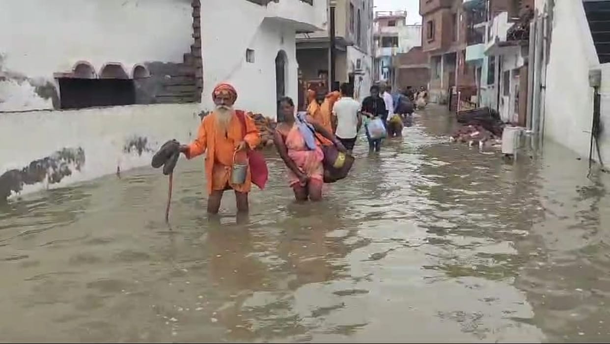 Houses filled with water, goods started being unloaded
