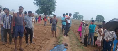 जमीन पर पड़ा युवक का शव