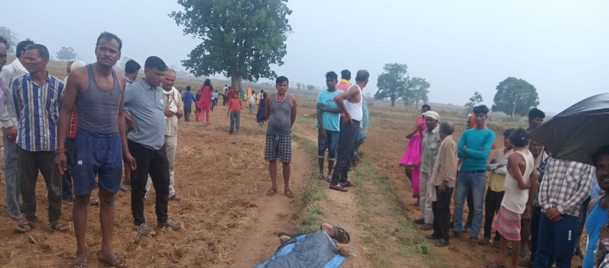 Damoh young man going to another village died due to lightning it rained in Bandakpur and Hata