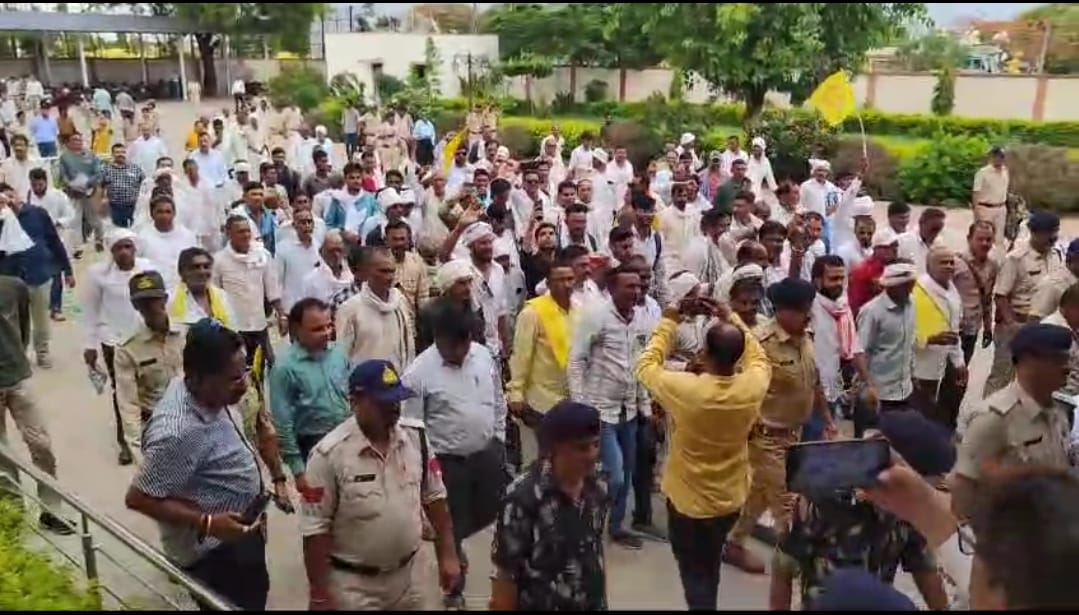 Khargone Farmers mobilized against fraud crores of rupees done with them angry rally and demanded money back