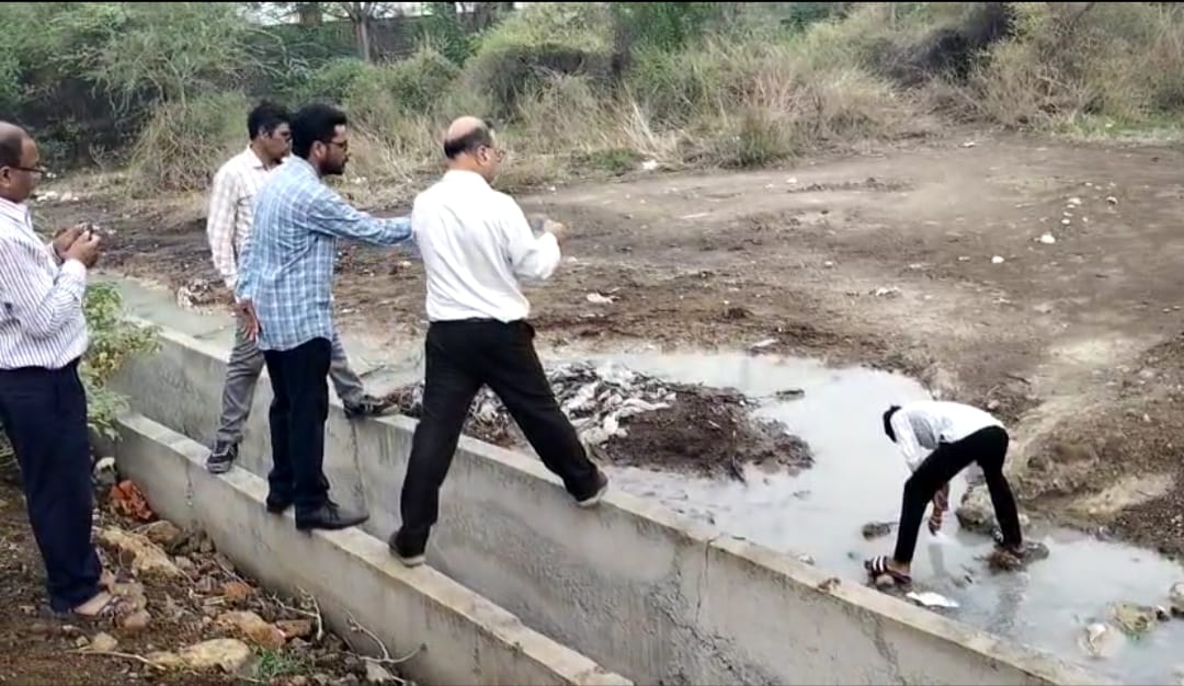 Khargone News Pollution department took sample of Khaitan company chemical waste water