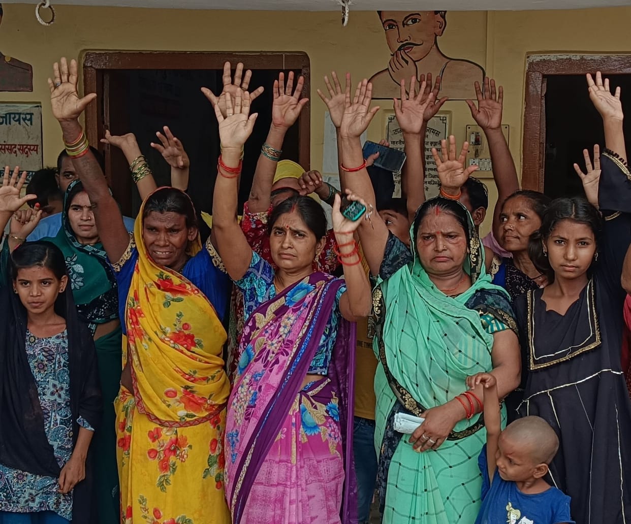 Fed up with the problems, protested in Kanshiram Colony