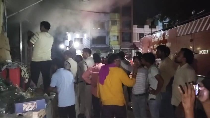 Damoh News: Fire broke out in a clothes shop in Kachora Bazar due to short circuit