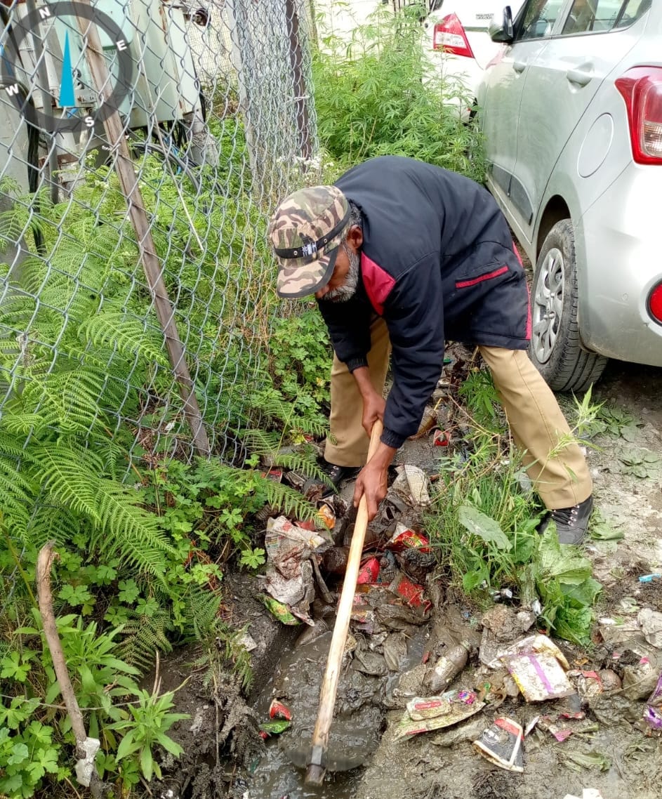 Manali... Drains at some places were blocked and at other places were cleared.