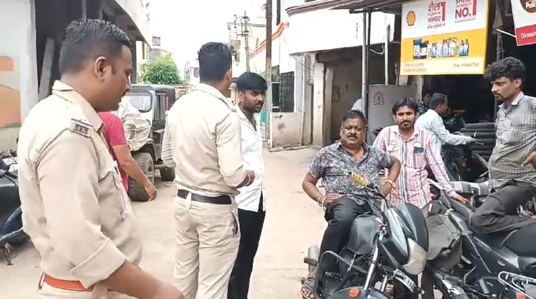 Khargone Miscreants with their faces covered snatched chain of municipal employee