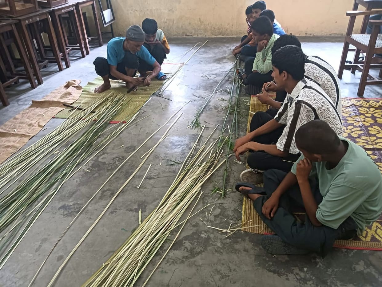 Children saw artefacts made of ringal in summer camp
