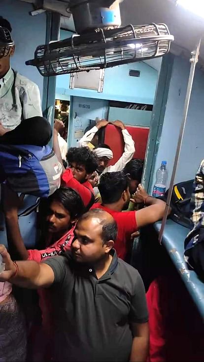 Jhansi News: हैलो, मेरी सीट पर कोई और है... मैं कहां बैठूं Hello, there is someone else in my seat... where should I sit