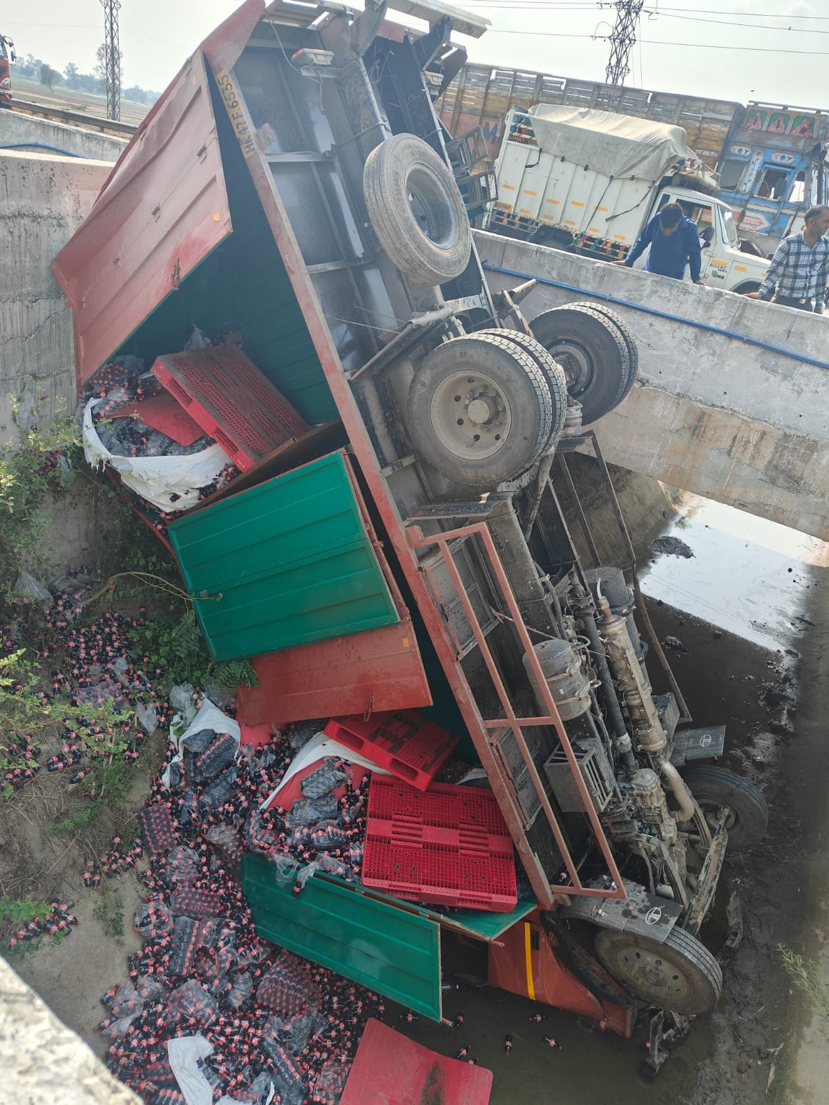 Truck filled with cold drinks lost balance, fell into ditch