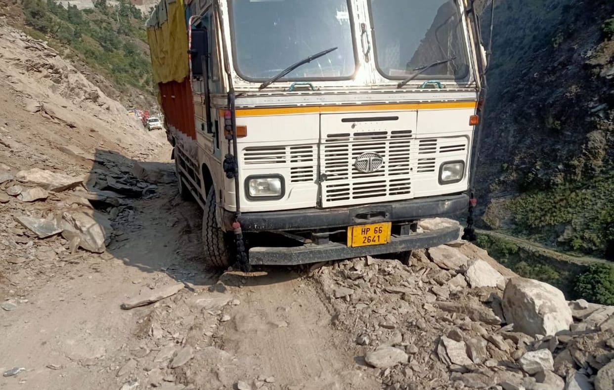 Landslide near Suhaga, truck driver narrowly escaped, traffic remained closed for 3 hours