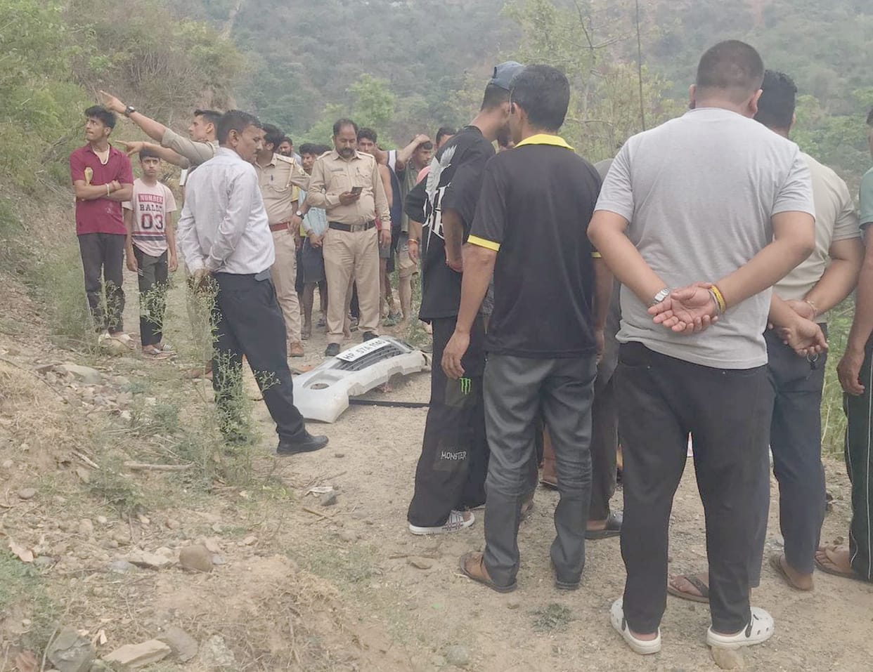 Car fell into ditch at Lahdu turn, one person died, one injured