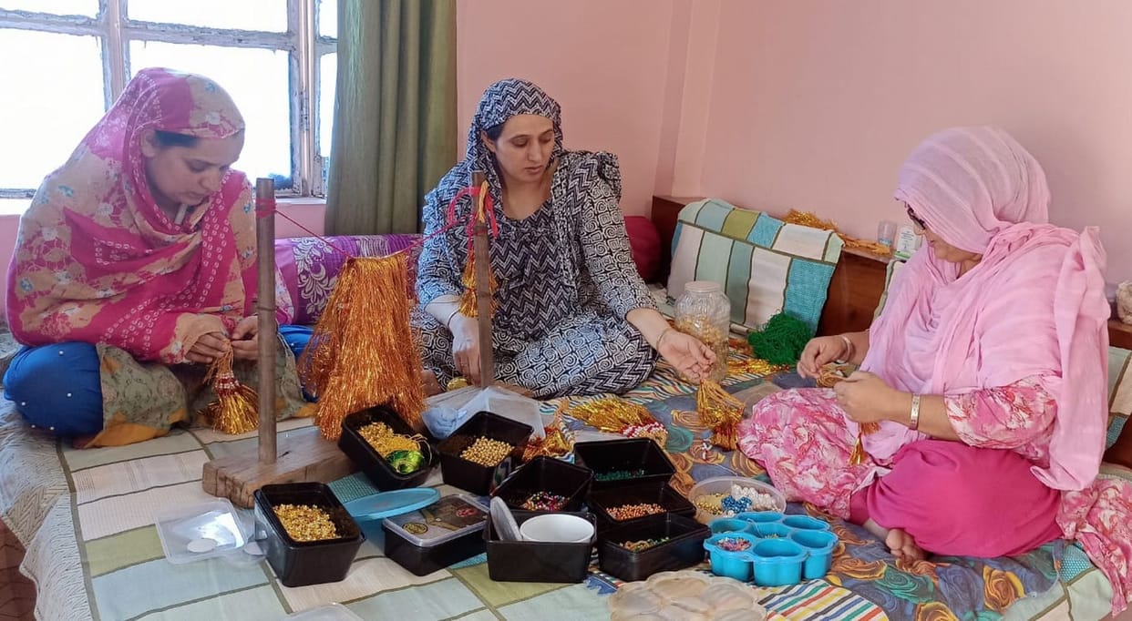Muslim family prepares minjar by stringing pearls