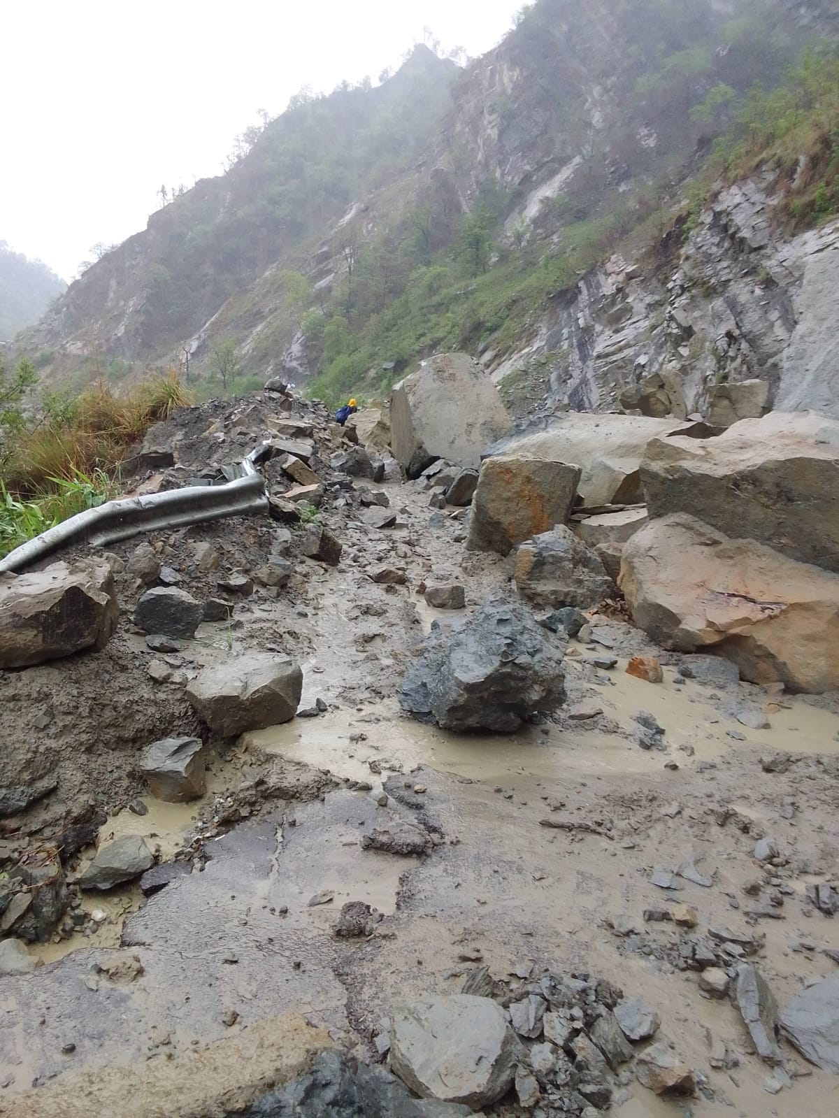 Debris falls on NH, traffic disrupted