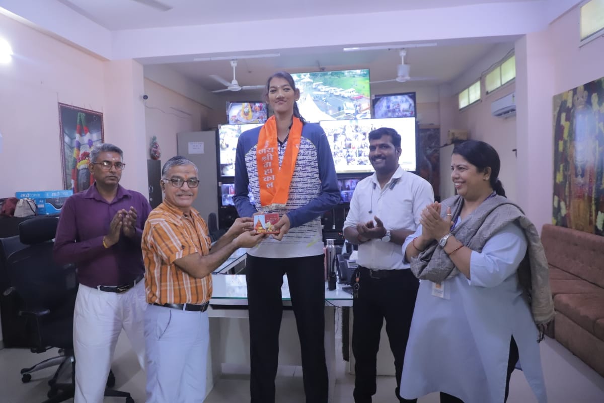 ujjain news : Asia and India's tallest basketball player Ms. Poonam Chaturvedi reached Mahakaleshwar Temple