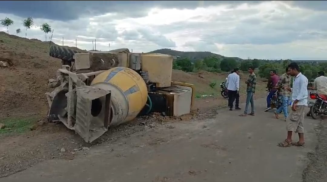 Khargone Flooring machine coming down ghat lost balance and overturned driver who jumped to save his life died
