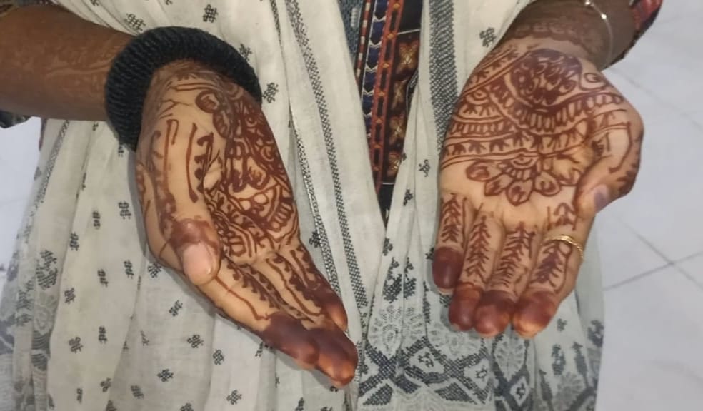 Muzaffarnagar: Australia's Felix and Eric smoked hookah, Germany's Noura applied mehendi