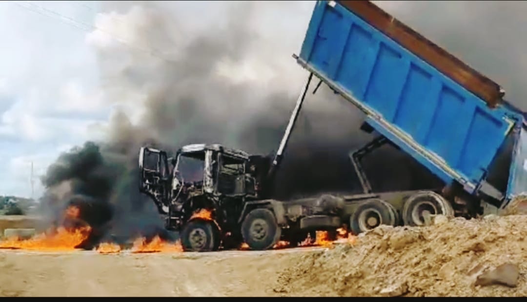 The dumper which went to unload gravel caught fire as soon as it came in contact with high tension line