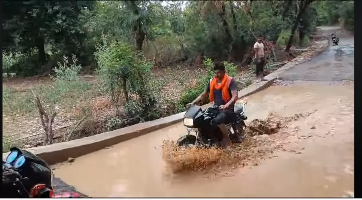 Waterlogging on the causeway of Joh-Pirathipur road, traffic affected