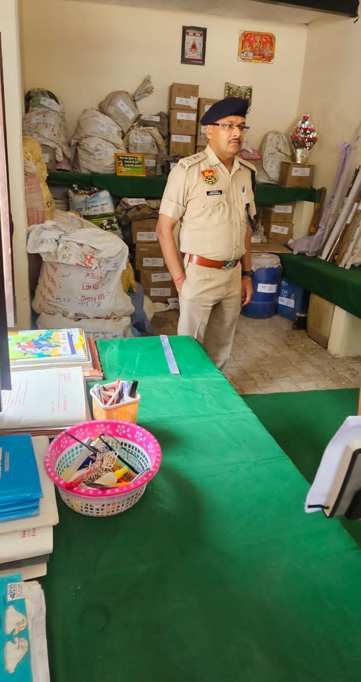 Superintendent of Police conducted a surprise inspection of Jui Kala Police Station and checked the arrangements.