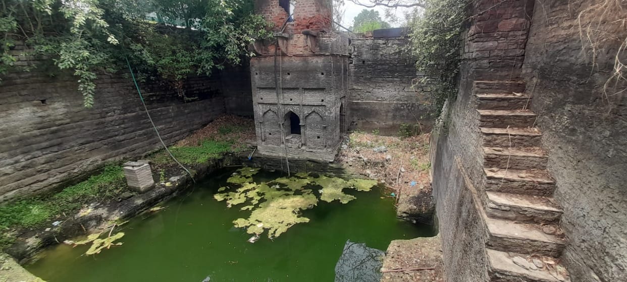 Damoh News 250 years old Maratha Colony Bawdi has palace-like rooms neglected due to lack of maintenance