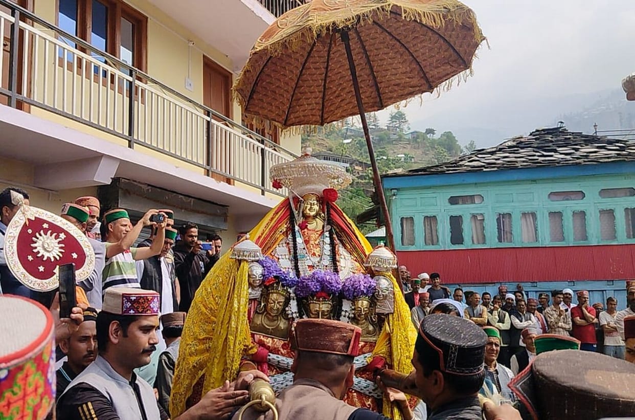 Dev Vyas Rishi leaves for royal bath