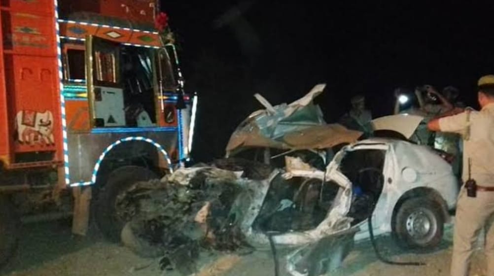 Ujjain Something like this happened late at night car and truck collided two people lost their lives