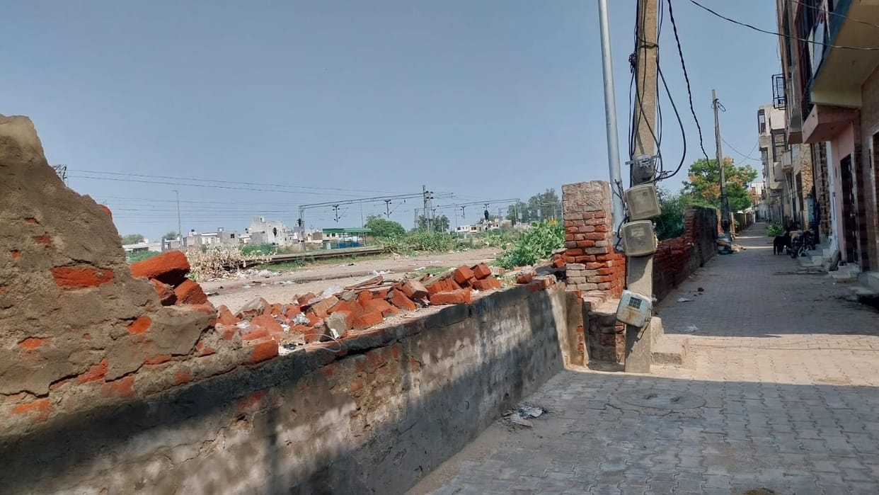 The dilapidated wall of the railway started falling on its own.