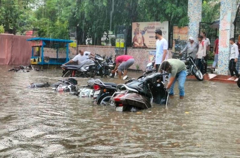 45 minutes of heavy rain, waterlogging in the city