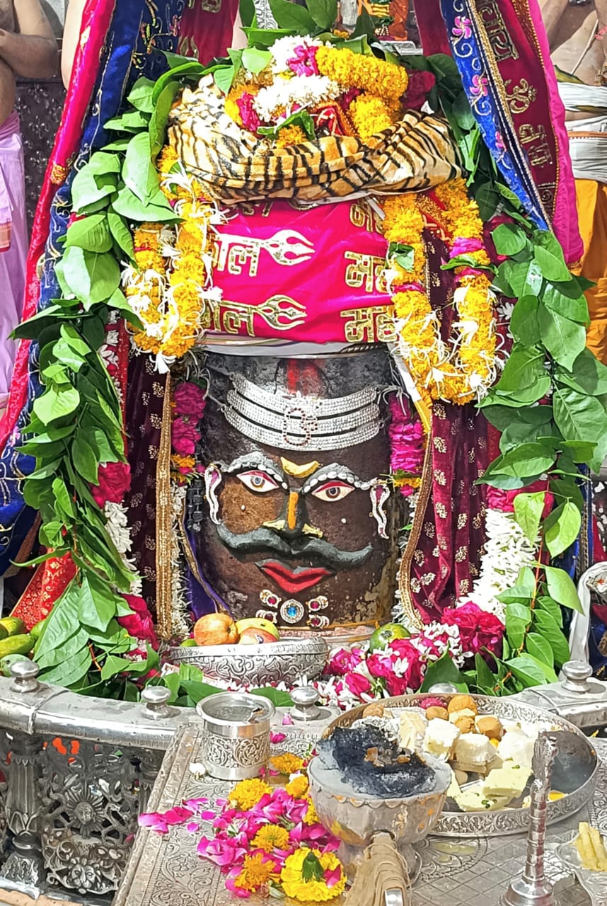 ujjain news : Baba Mahakal adorned in Bhasma Aarti with a moon on the head of a snake in his ears