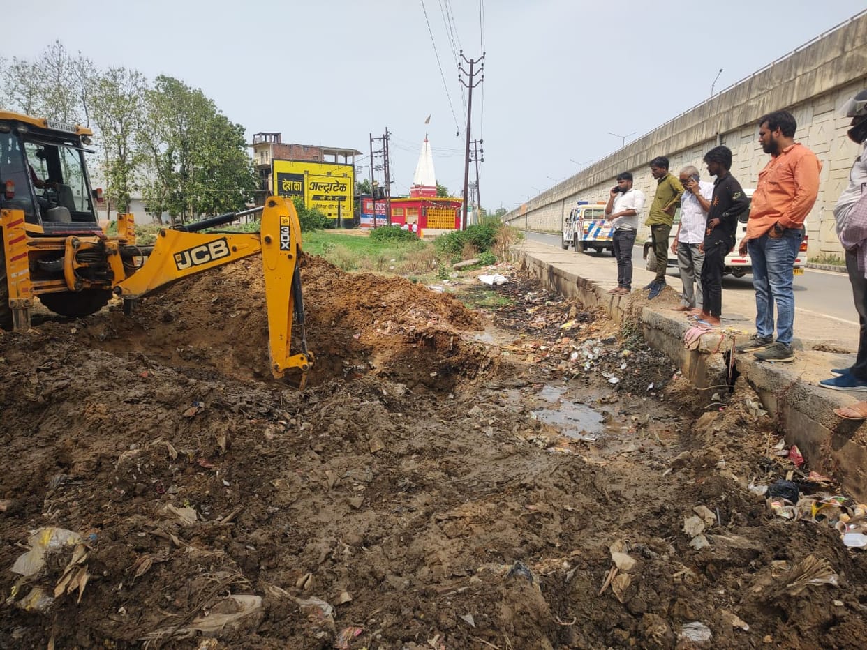 NHAI broke the drain, filled with water in Vikas Nagar