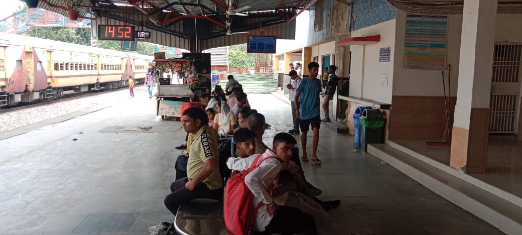 Train arrived four hours late, passengers remained worried