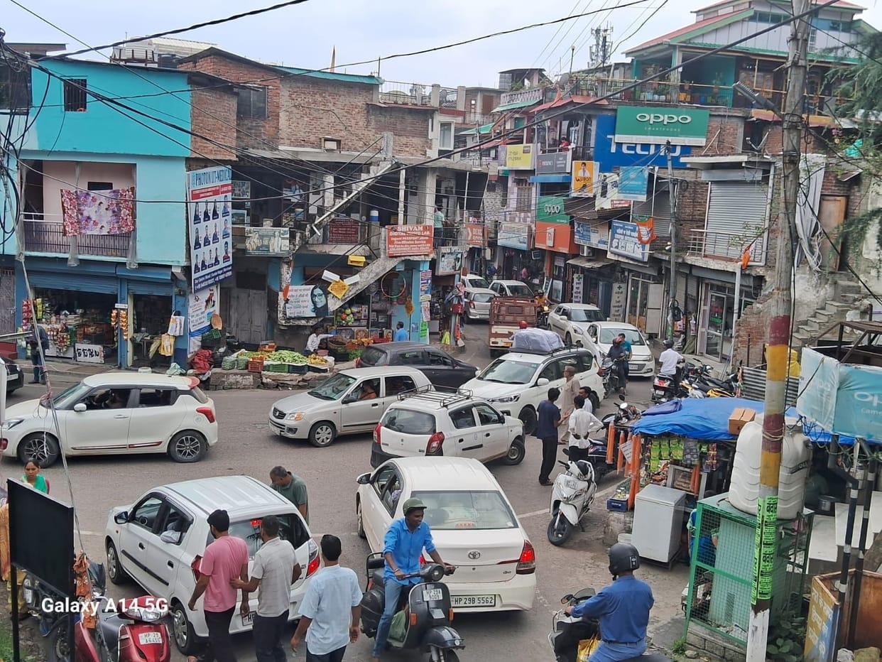Jam on roads in Jogindernagar, not easy to reach offices