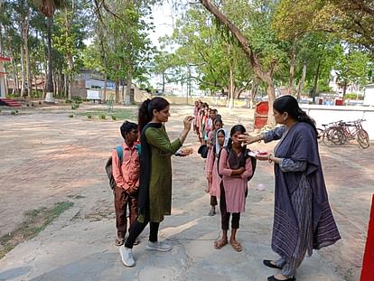 Lucknow News: रोली टीका से हुआ स्वागत गदगद हुए छात्र Students were overjoyed to be welcomed with Roli Tika