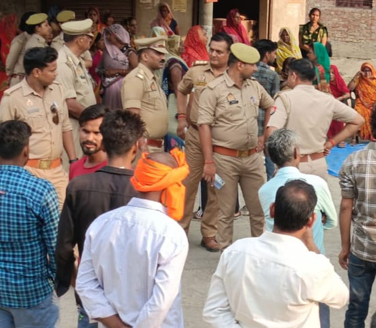 People enraged by the murder of a woman, blocked the road