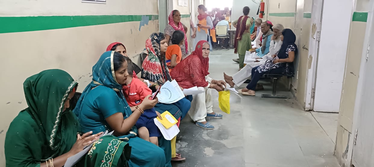 Two ultrasound machines, one doctor in the hospital