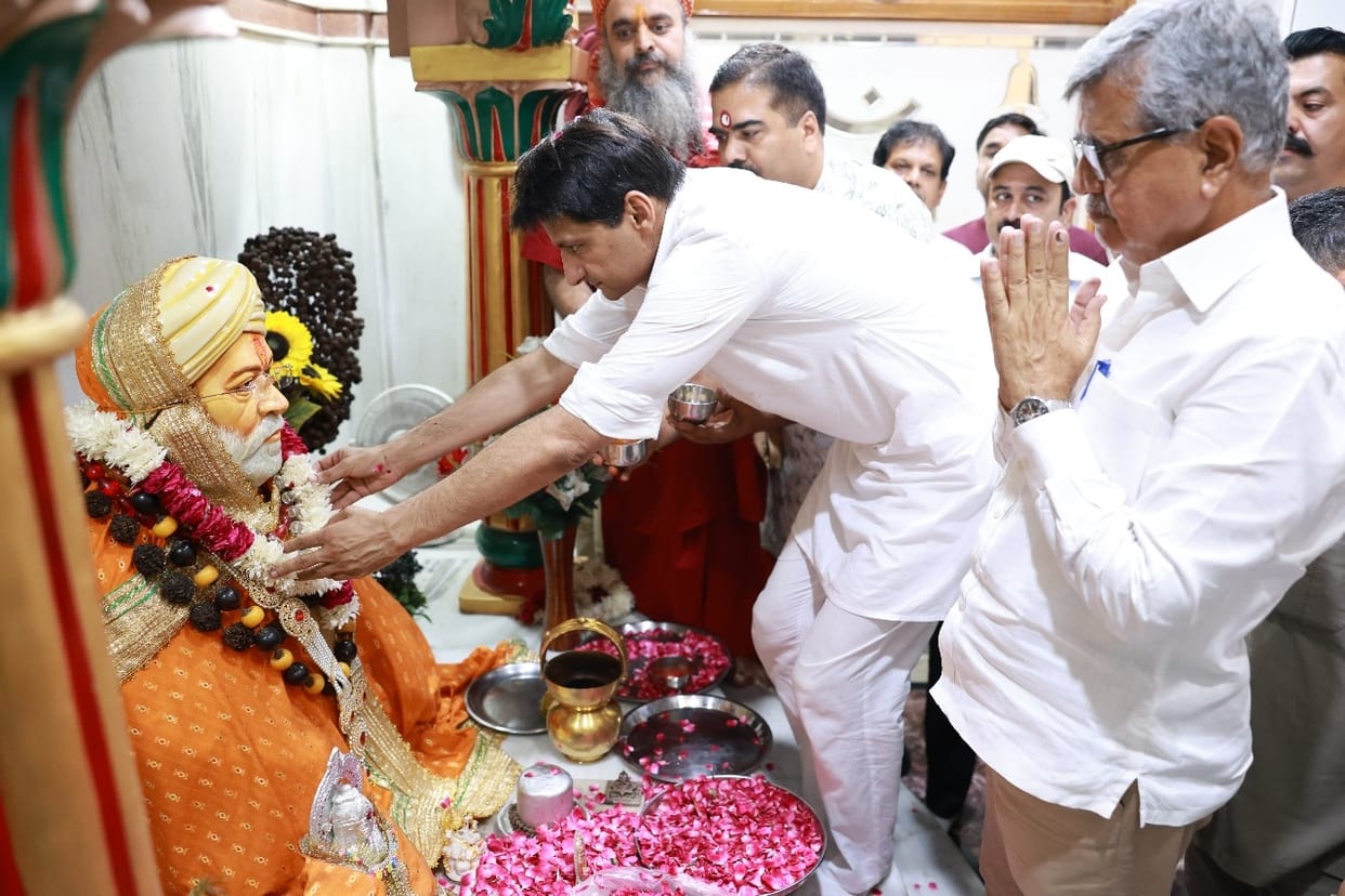 Deependra Hooda reached Puridham to pay obeisance