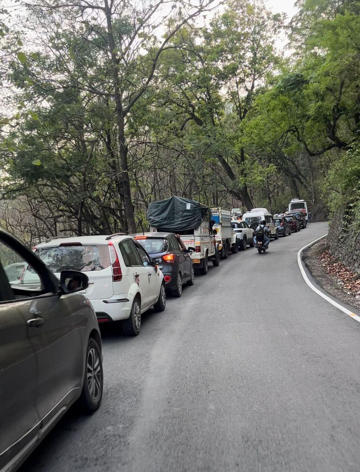 Minister Ajay Tamta vehicle stuck in traffic in Kainchi to Bhowali