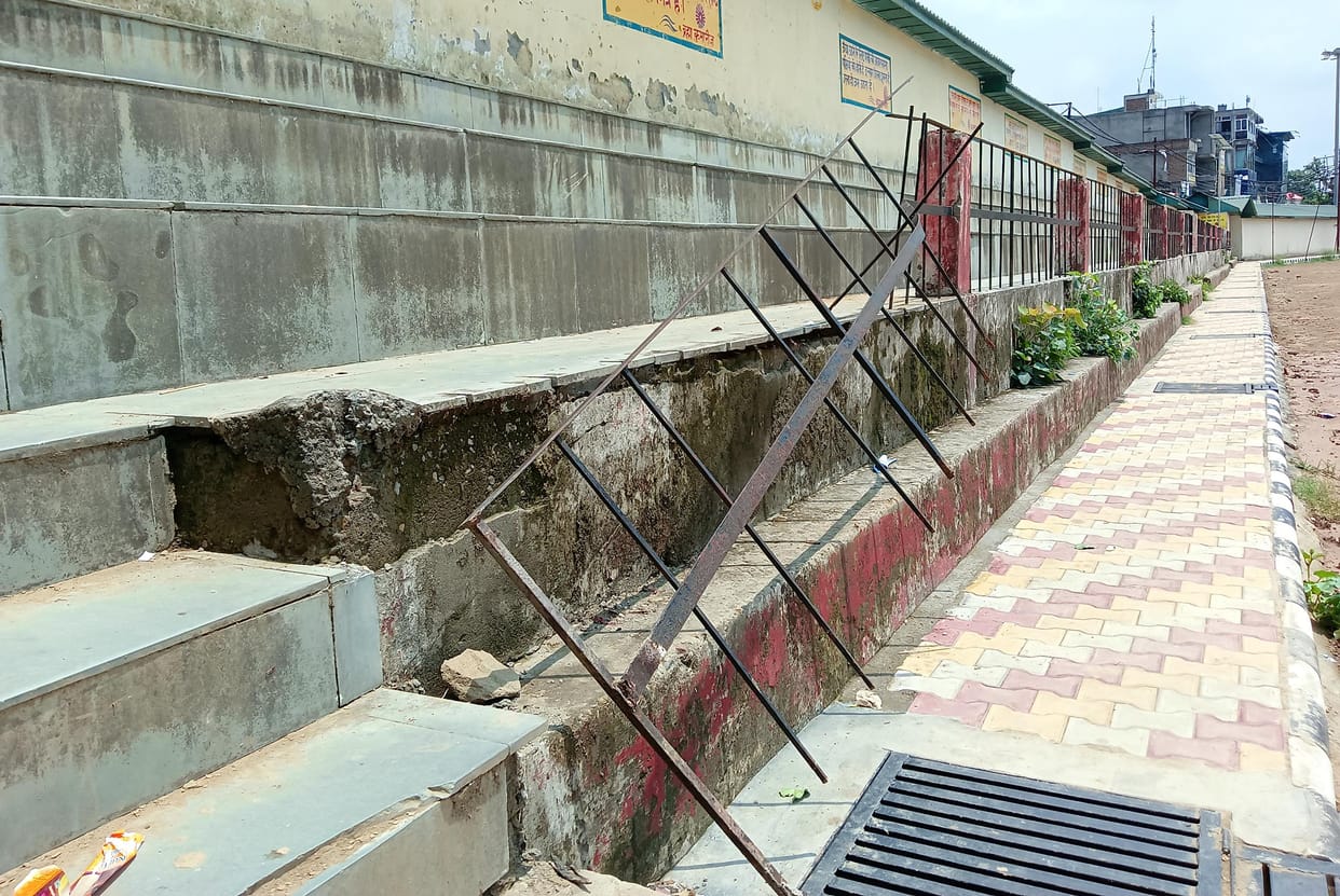 The railing in the audience gallery of Hamirpur children's school broke and got stuck in the stairs.