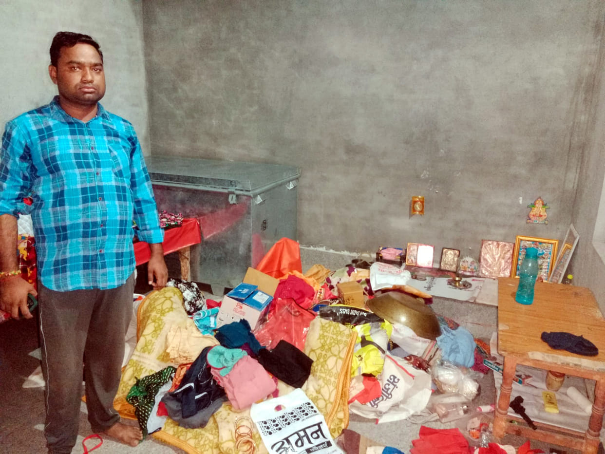Breaking the locks of two houses, goods worth lakhs including cash were stolen