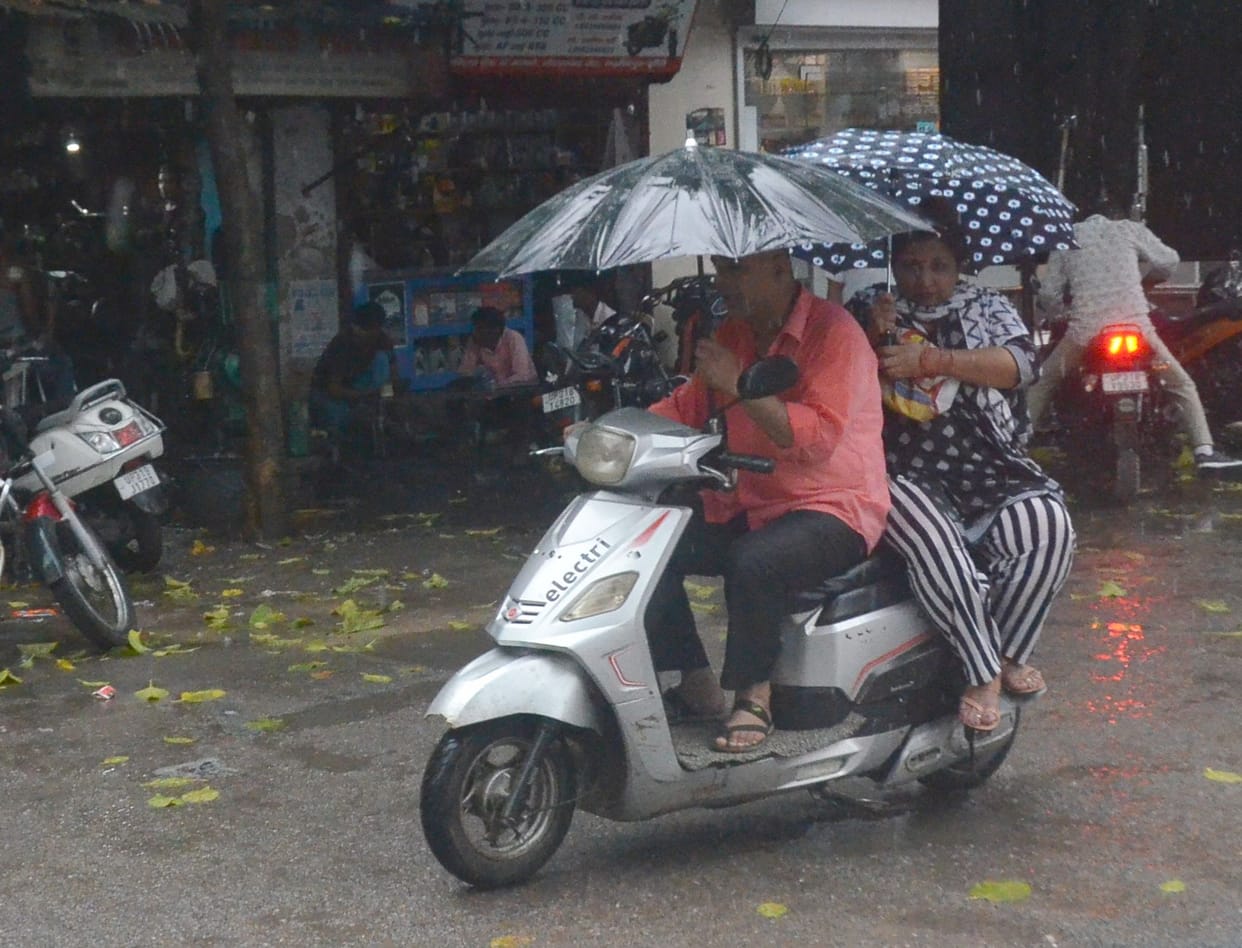Chances of heavy rain today and tomorrow