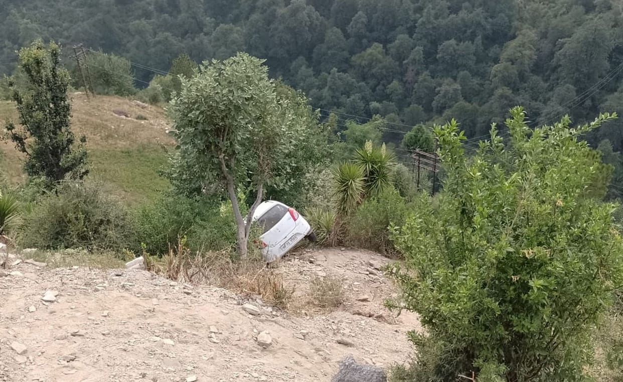 Alto car crashes, no casualties