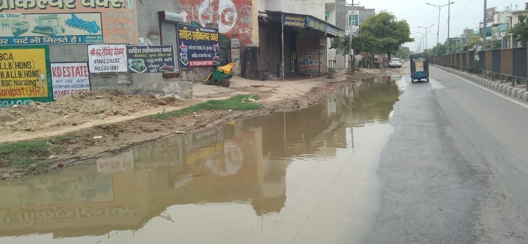 There is no proper drainage system on Gohana-Sonipat road, businessmen worried