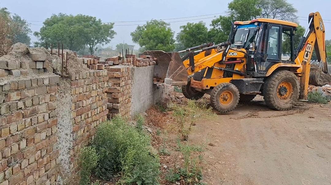 Bulldozers roared in illegal colony, demolished constructions