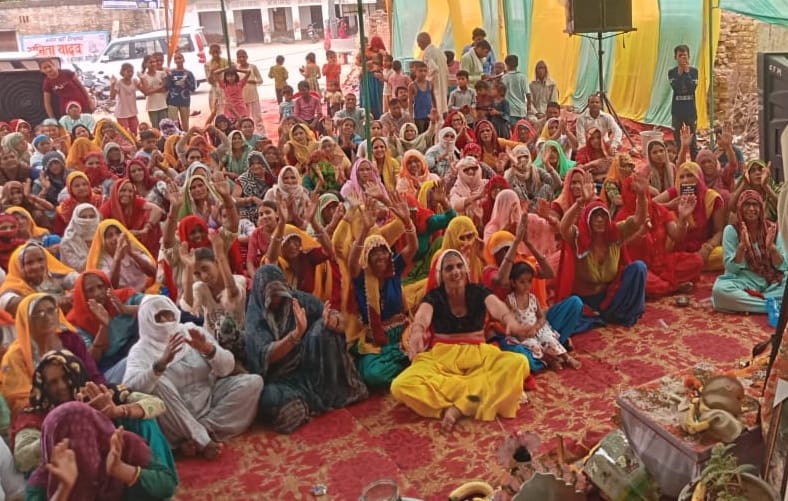 Devotees became emotional after hearing the story of friendship between Shri Krishna and Sudama.