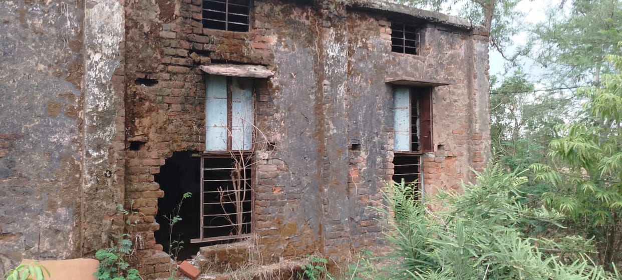 Government school building is dilapidated, part of the wall is half broken, still students are forced to sit