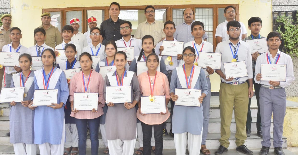 Niyati, Rohit, Parth and Pallavi were honoured with Rs 1 lakh each